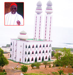 intervu de baye fall par un journaliste du quotidien au mosqu�e de la divinit�(mazdjidoul rabani) 